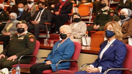 الأميرة منى الحسين تكرم ممرضات 