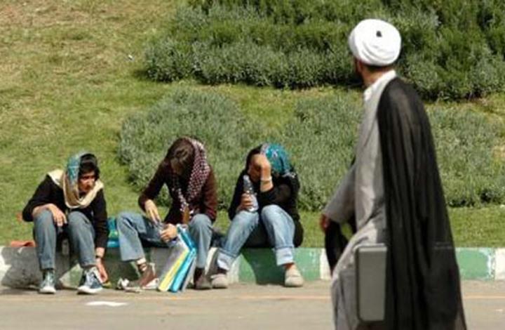 كيف يبيعون أجسادهم مقابل المال في بلد أنهكته العقوبات الاقتصادية