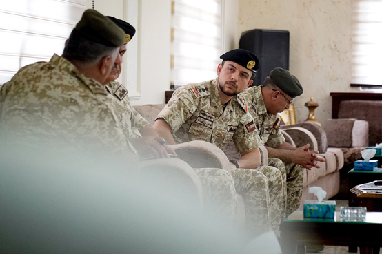 ولي العهد يزور قيادة المنطقة العسكرية الشمالية - صور