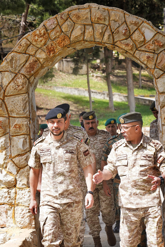 ولي العهد يزور قيادة المنطقة العسكرية الشمالية - صور