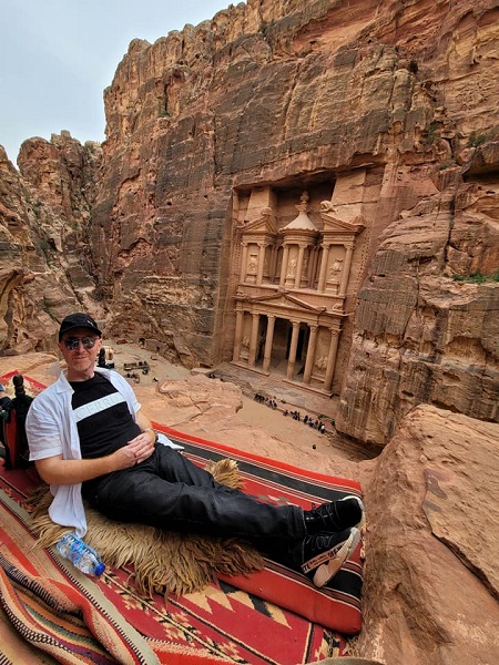 نمس باب الحارة يتغزل بالبترا - صور