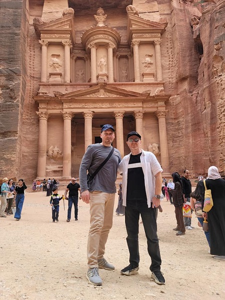 نمس باب الحارة يتغزل بالبترا - صور