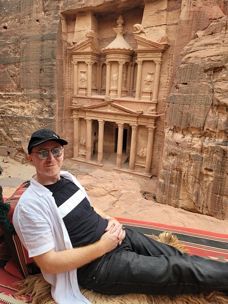 نمس باب الحارة يتغزل بالبترا - صور