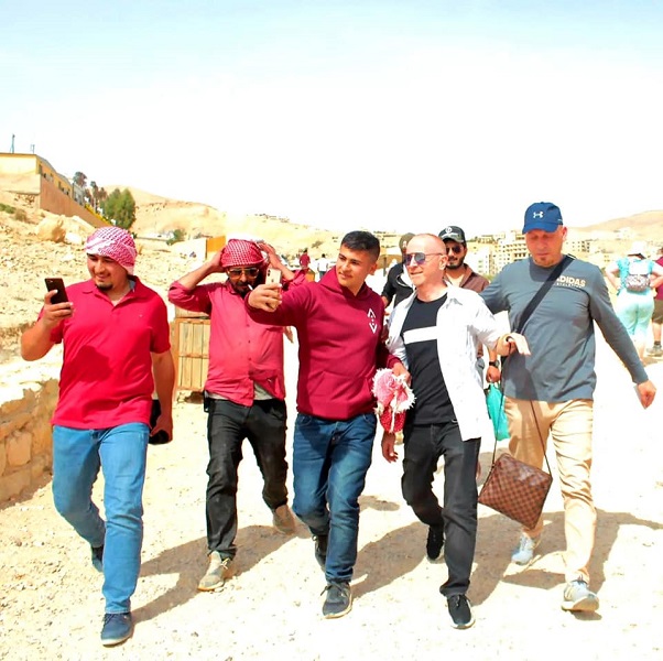 نمس باب الحارة يتغزل بالبترا - صور