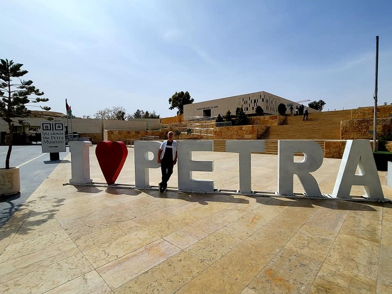 نمس باب الحارة يتغزل بالبترا - صور