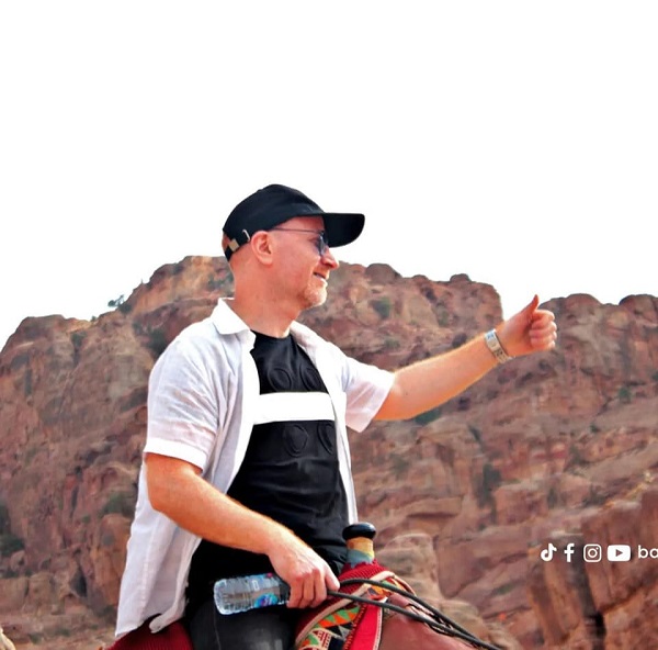 نمس باب الحارة يتغزل بالبترا - صور