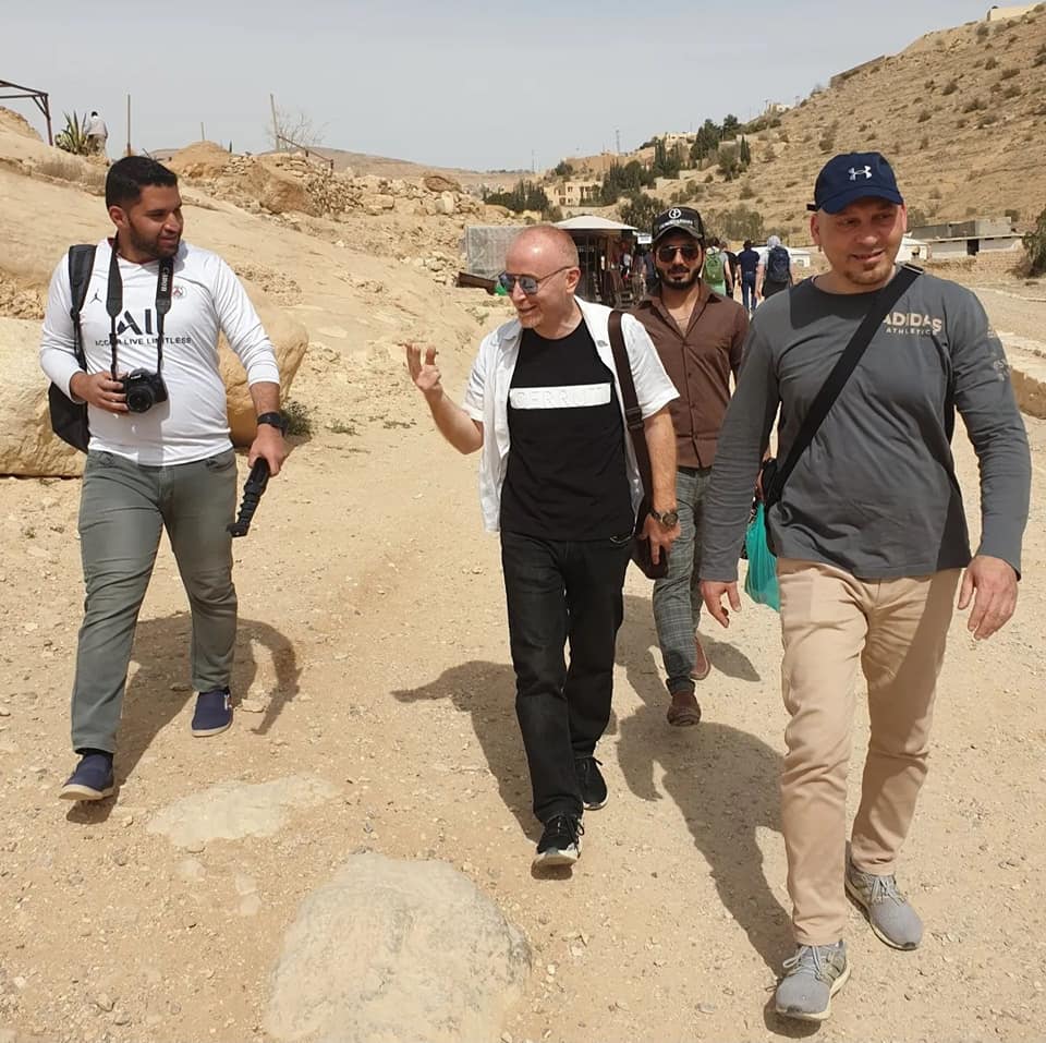 نمس باب الحارة يتغزل بالبترا - صور