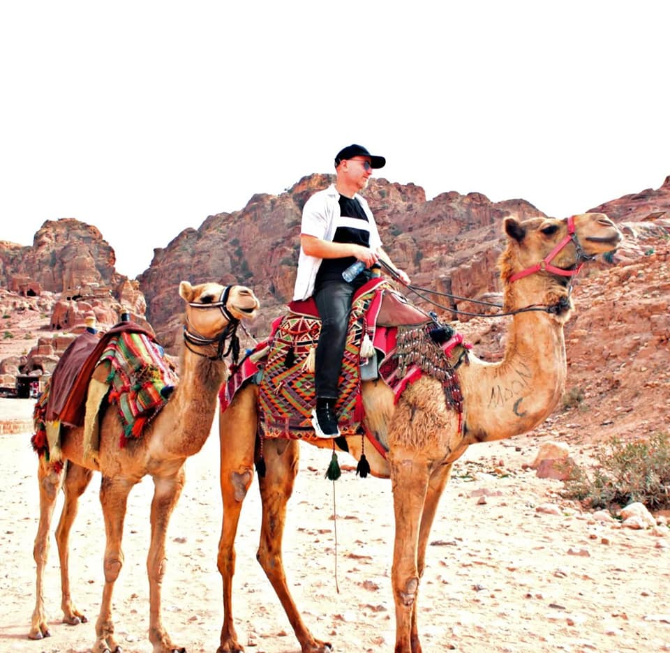 نمس باب الحارة يتغزل بالبترا - صور