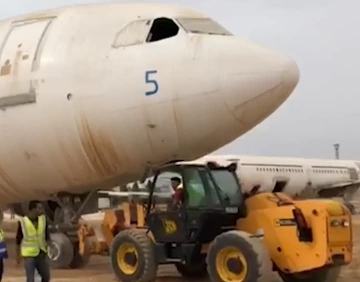 طائرة تتحول إلى مطعم في إربد - صور