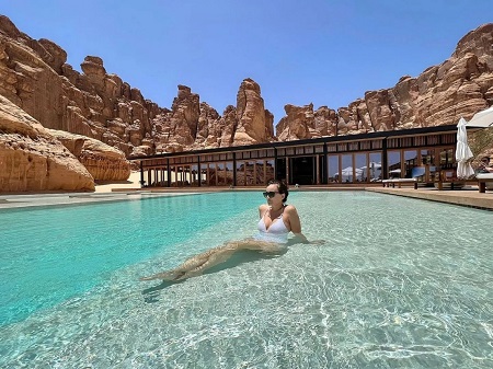  ممثلة لبنانية تظهر بالمايوه في السعودية 