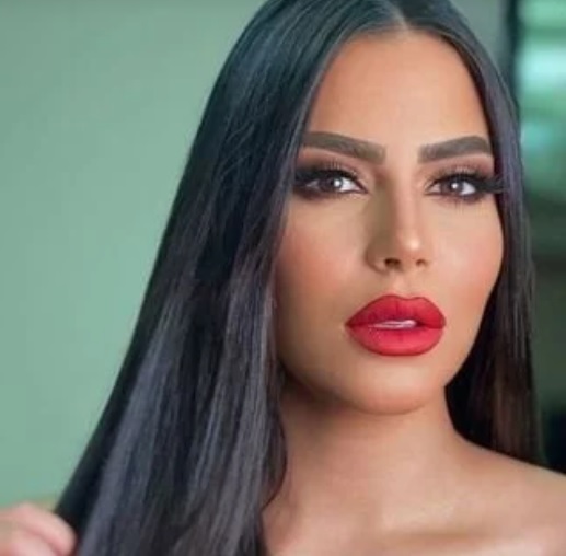 بالصور.. ابنة فنان مصري شهير تخلع الحجاب وتعلق: سأعود له أقوى