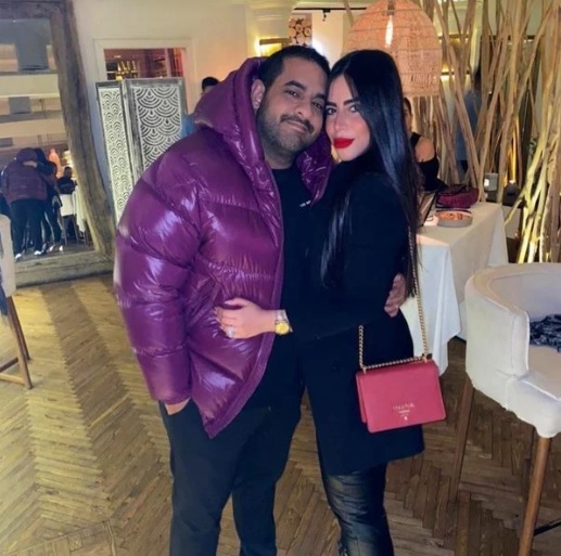 بالصور.. ابنة فنان مصري شهير تخلع الحجاب وتعلق: سأعود له أقوى