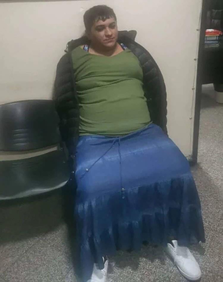 زعيم عصابة يهرب من سجنه بزي امرأة - صور