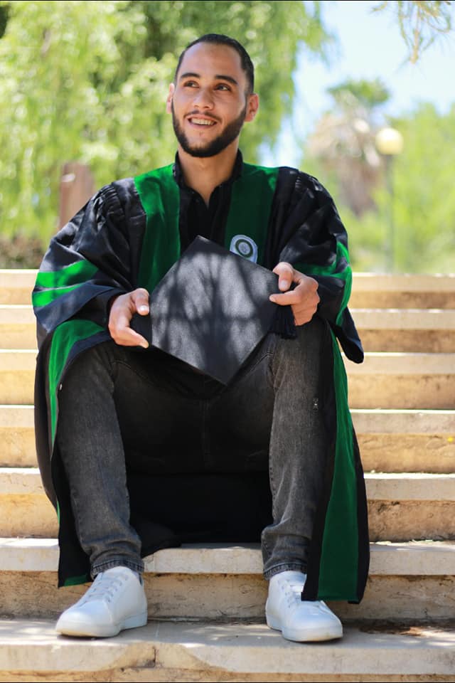 عامل الوطن الأسمر يروي لخبرني قصة كفاحه.. كنت ادرس بالشارع ! 