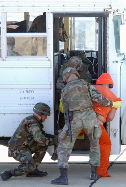 تنشر لأول مرة.. شاهد لحظة وصول المعتقلين لغوانتانامو