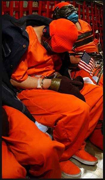 تنشر لأول مرة.. شاهد لحظة وصول المعتقلين لغوانتانامو