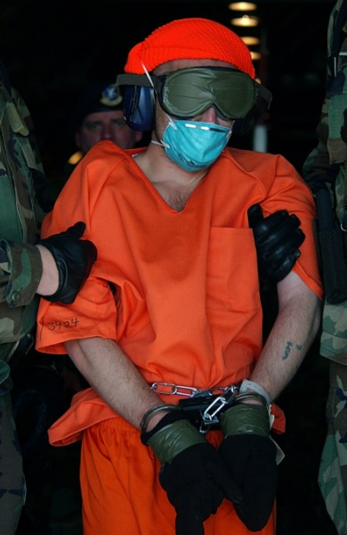 تنشر لأول مرة.. شاهد لحظة وصول المعتقلين لغوانتانامو