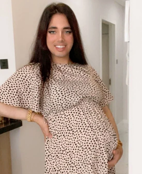 بالصور .. بدر خلف يصدم متابعيه بصورة لحمله في الشهر الثامن