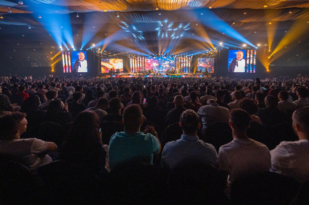 جورج وسوف بعكاز وزيادة وزن واضحة في السعودية  - صور