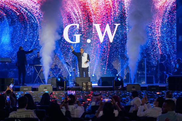 جورج وسوف بعكاز وزيادة وزن واضحة في السعودية  - صور