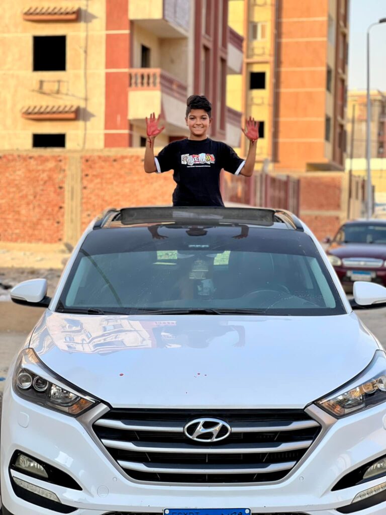 طفل الغزالة رايقة يحتفل بنشر صور سيارته الجديدة