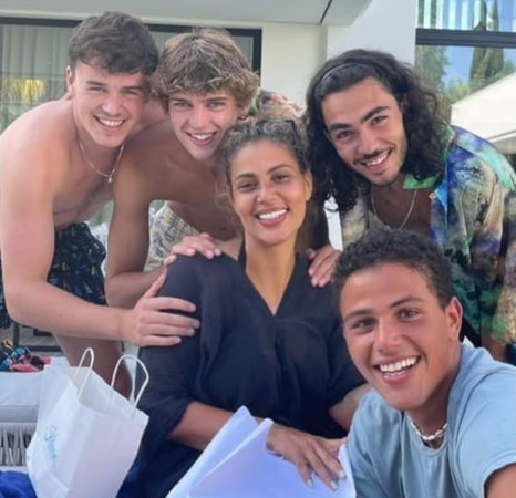 أجواء مميزة تجمع أبناء عمرو دياب بوالدتهم زينة عاشور بإسبانيا - صور