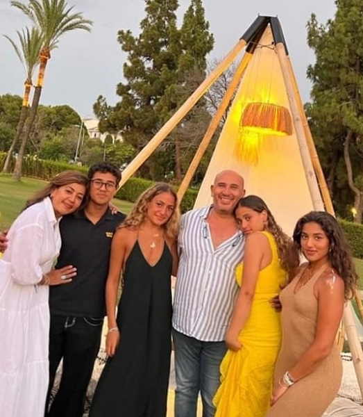 أجواء مميزة تجمع أبناء عمرو دياب بوالدتهم زينة عاشور بإسبانيا - صور