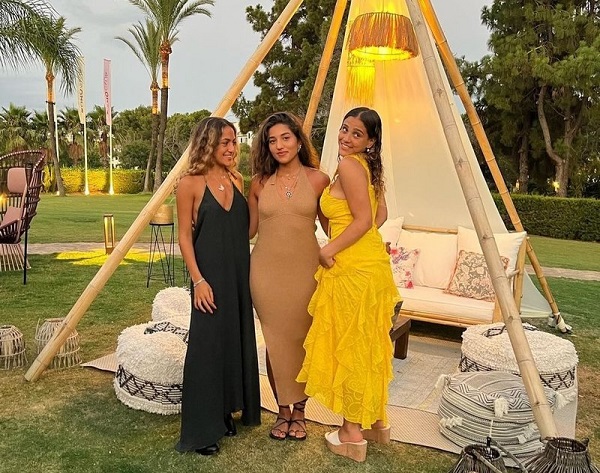 أجواء مميزة تجمع أبناء عمرو دياب بوالدتهم زينة عاشور بإسبانيا - صور