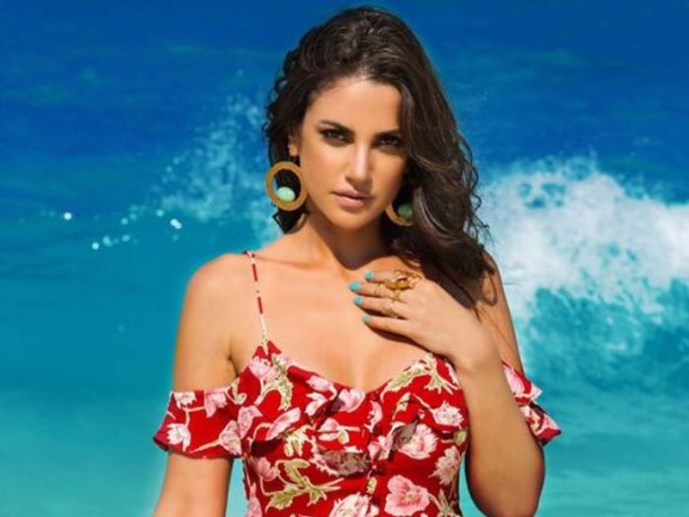 صور الفنانة درة.. جريئة على البحر ومحتشمة في التلفزيون