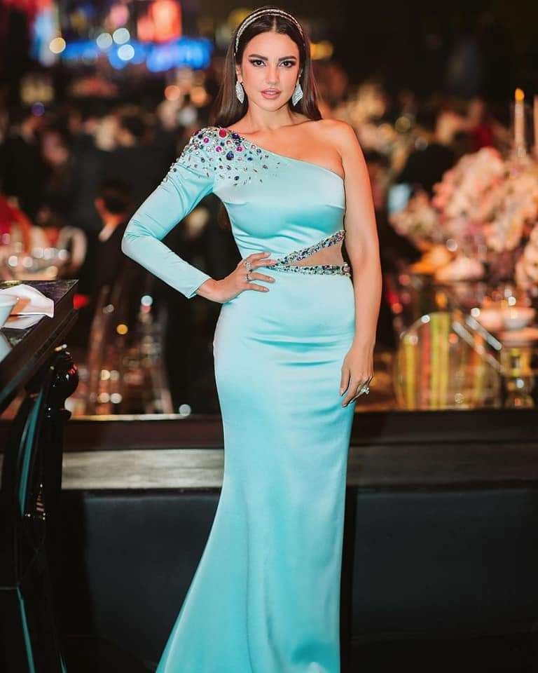 صور الفنانة درة.. جريئة على البحر ومحتشمة في التلفزيون