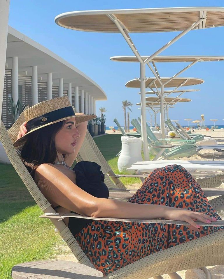 صور الفنانة درة.. جريئة على البحر ومحتشمة في التلفزيون