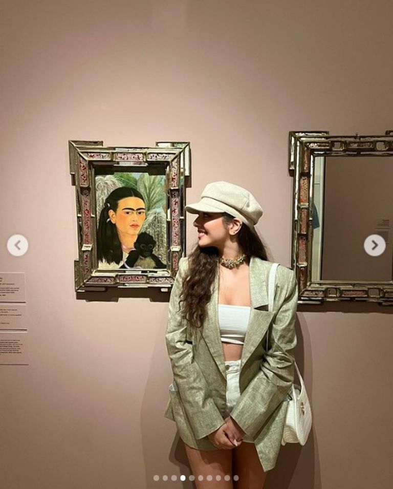 مايان السيد بهوت شورت داخل متحف الفن الحديث - صور