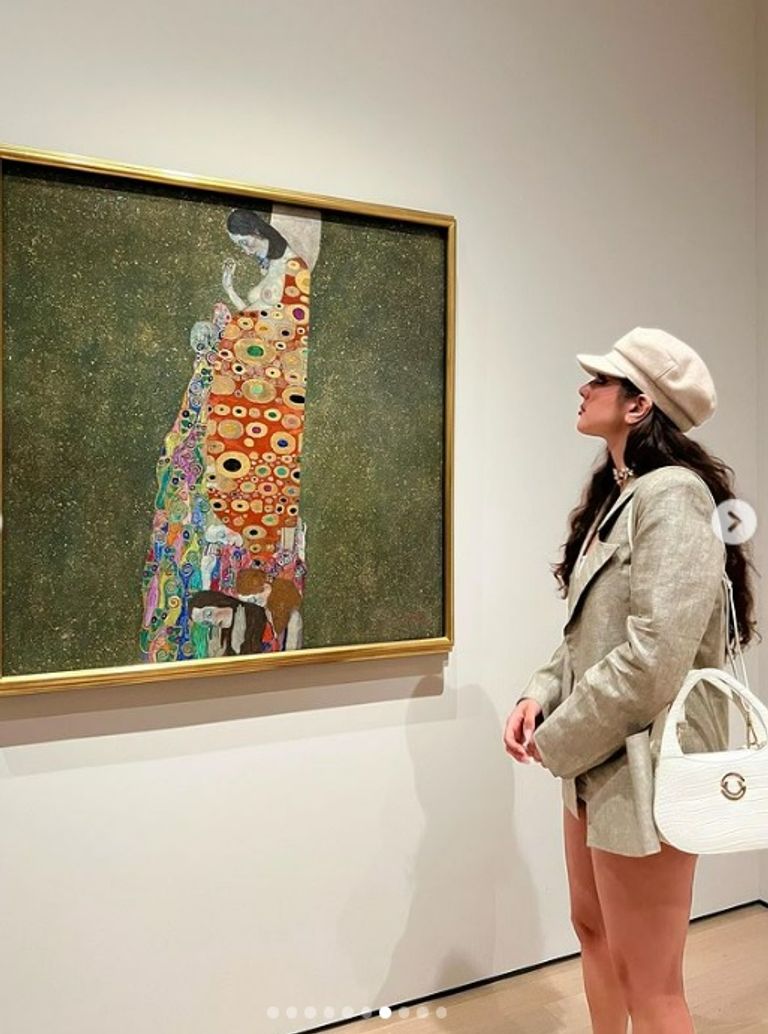 مايان السيد بهوت شورت داخل متحف الفن الحديث - صور