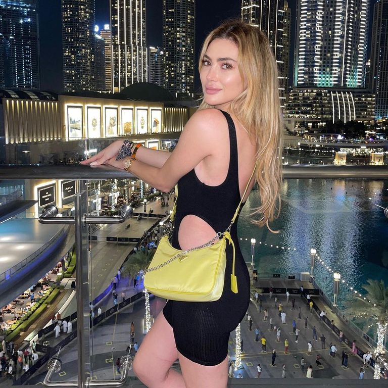 صور ستيفاني صليبا.. كثير من الفساتين القصيرة والمكشوفة
