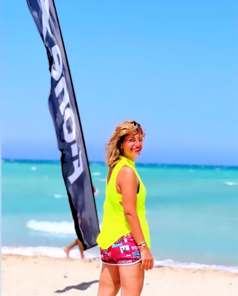 منة فضالي بهوت شورت في إطلالة رياضية على البحر - صور