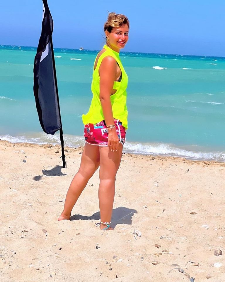 منة فضالي بهوت شورت في إطلالة رياضية على البحر - صور