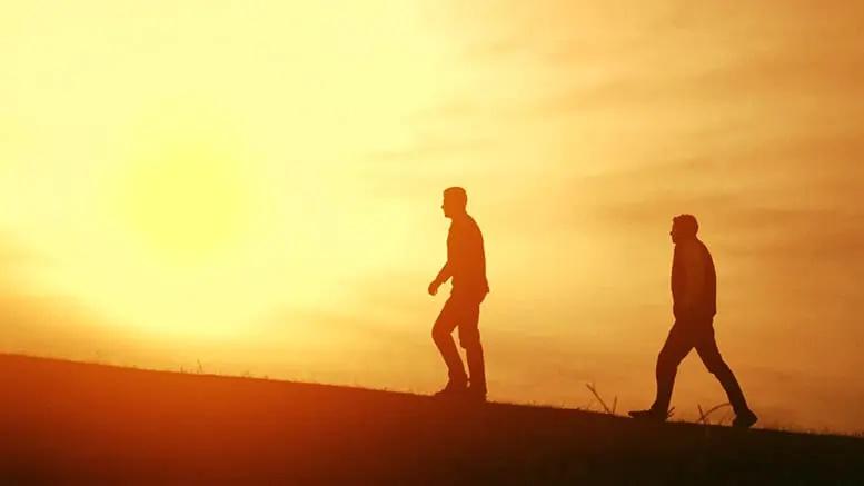 تفسير حلم الميت يمشي مع الحي في المنام لابن سيرين