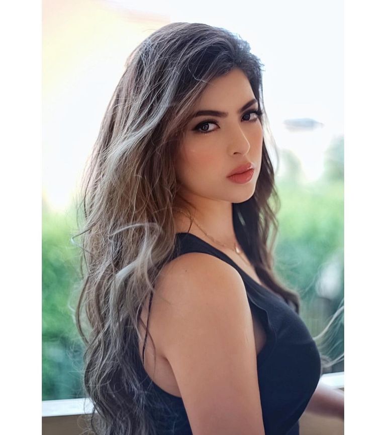 صور ميرنا جميل.. ملكة الإطلالات البسيطة والجاذبية الخاطفة