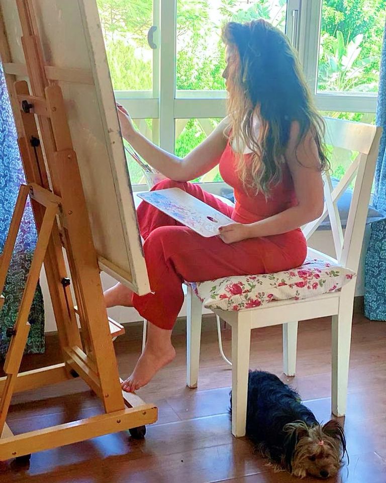 صور ميرنا جميل.. ملكة الإطلالات البسيطة والجاذبية الخاطفة