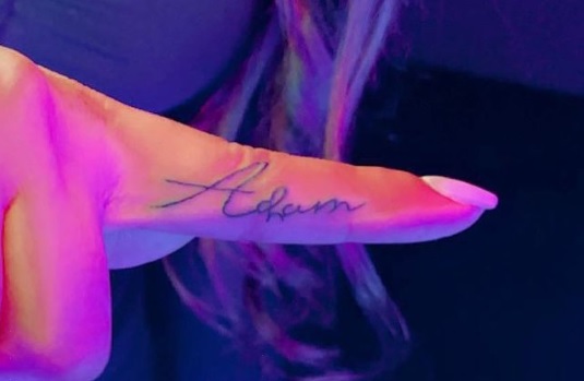 أنجي خوري تورط فنانا أردنيا معتزلا بوشم اسمه - صورة 