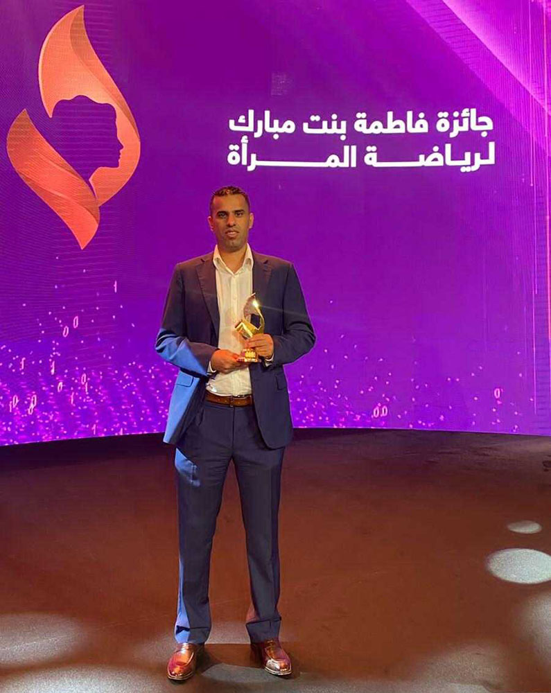 العساف يظفر بجائزة فاطمة بنت مبارك لأفضل مدرب