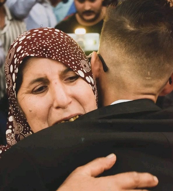 بالصور : شاب يتحول زفافه لحفل أسطوري في الجزائر.. اليكم قصته المؤثرة