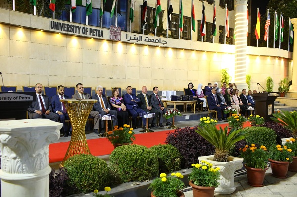 مركز التعليم المستمر بجامعة البترا يخرج طلبة الدبلوم التدريبي