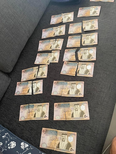 طفل اردني يمزق 750 دينارا - صورة