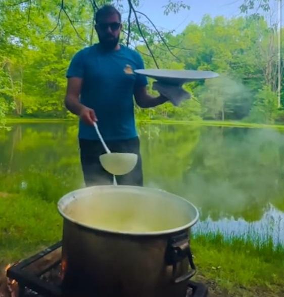 بالفيديو دكتور أردني بأميركا يبدع في طبخ المنسف