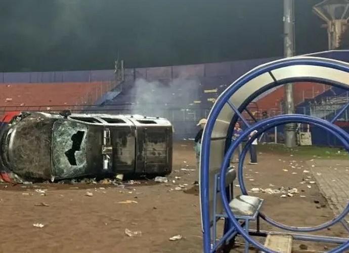 إندونيسيا 127 قتيلا بأعمال شغب عقب مباراة ديربي  فيديو