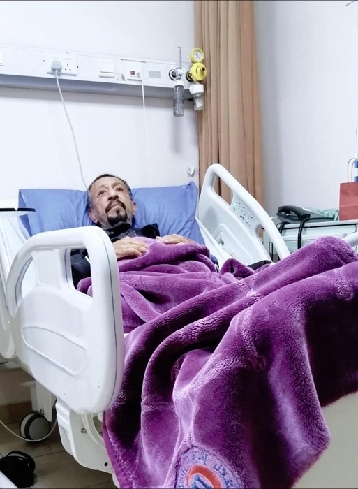الفنان إبراهيم أبو الخير على سرير الشفاء