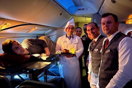 بالصور: أطول امرأة بالعالم تسافر لأول مرة في حياتها