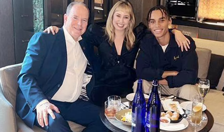 أمير يجمع أبناءه من عشيقاته السابقات في صورة واحدة!