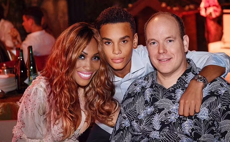 أمير يجمع أبناءه من عشيقاته السابقات في صورة واحدة!